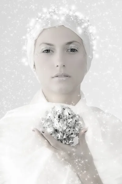 ホワイト シルバーまつげと顔に星の若い女性 — ストック写真