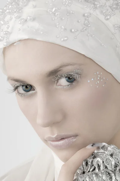 ホワイト シルバーまつげと顔に星の若い女性 — ストック写真