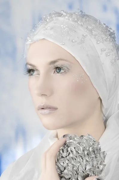年轻女子在白色与银色的睫毛和脸上的明星 — 图库照片