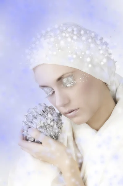 Beyaz Gümüş Kirpik Işık Başındaki Genç Kadın — Stok fotoğraf