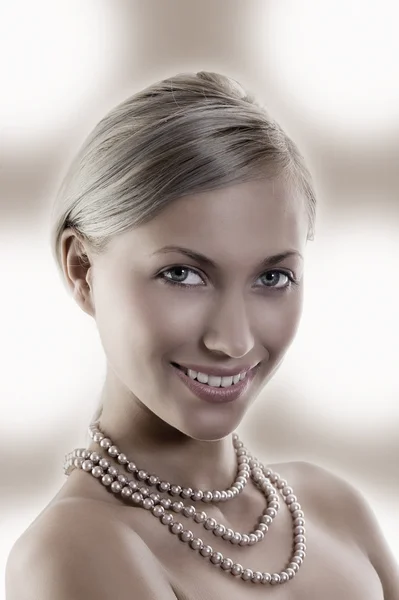 Blond Vrij Elegante Aantrekkelijke Vrouw Met Parel Ketting — Stockfoto