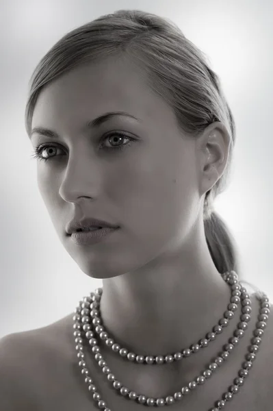 真珠と女性の彩度を減らす — ストック写真