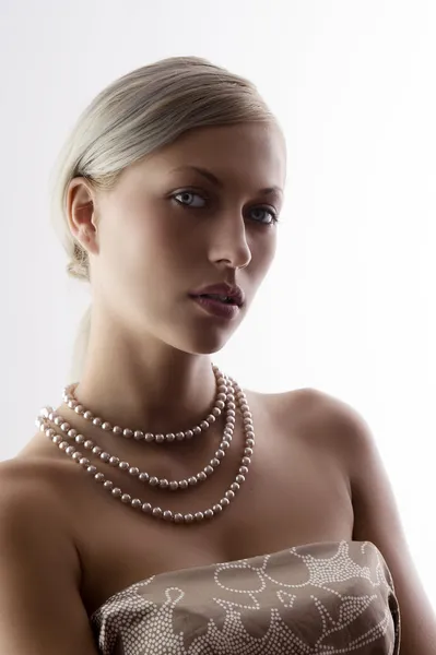 珍珠项链很漂亮和优雅的金发美女 — 图库照片