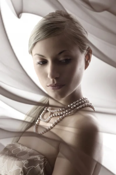真珠のネックレスとかわいい若い女性の肖像画の彩度を減らす — ストック写真