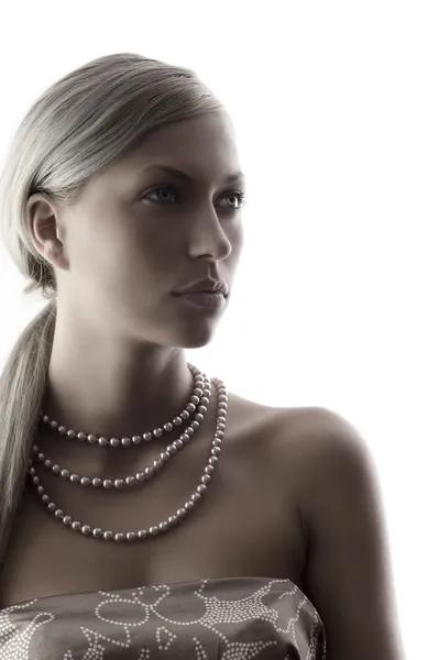 真珠のネックレスを持つかなりエレガントなと魅力的なブロンドの女性 — ストック写真