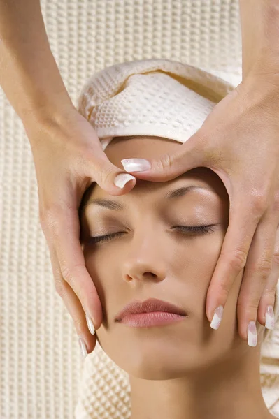 Massage des mains sur le visage — Photo