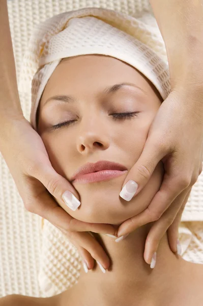 Massage sur le visage avec les mains — Photo
