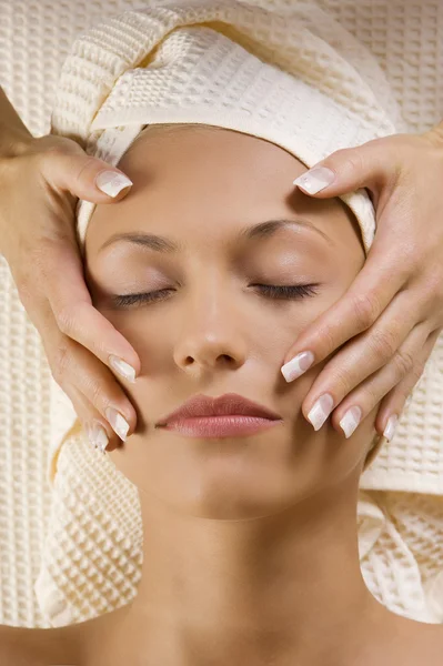 Handen massage in de buurt van hoofd — Stockfoto