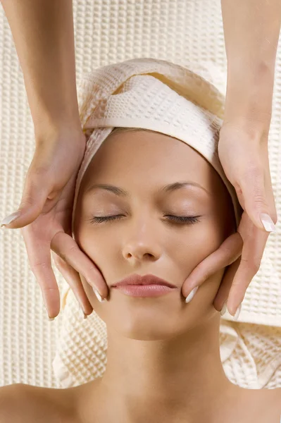 Handen massage op gezicht — Stockfoto