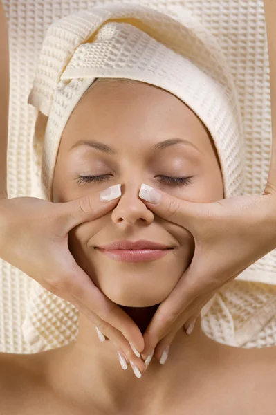 Närbild Mänskliga Händer Gör Massage Ung Söt Kvinna Ansikte — Stockfoto