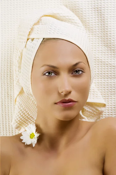 好的浴巾和脖子上的花的年轻和漂亮女人肖像 — 图库照片