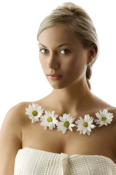 Blondýna s bílými daisy — Stock fotografie
