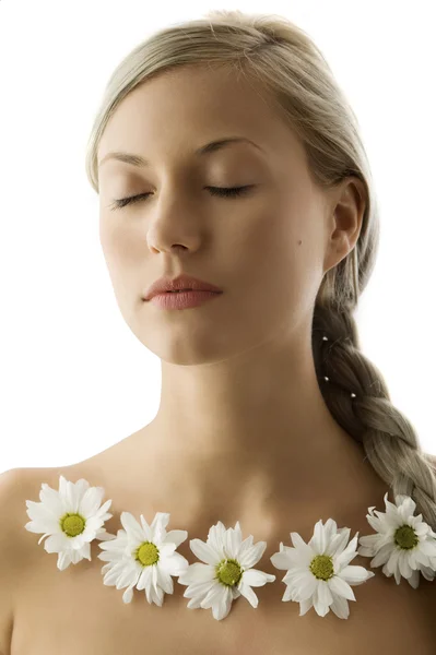 一个美丽的女人与麻花辫子和鲜花项链的闭合的眼睛肖像 — 图库照片