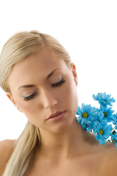 Blond flicka och blå daisy — Stockfoto