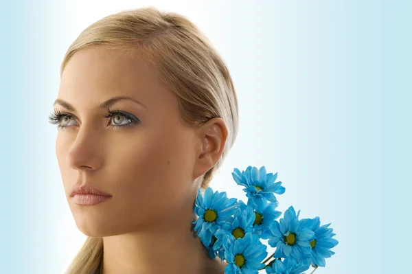 Blond girl with blue daisy — Stock Photo, Image