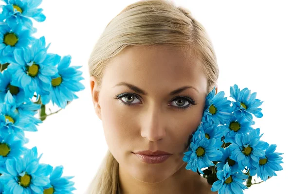 Close Uma Jovem Mulher Loira Com Azul Margarida Perto Rosto — Fotografia de Stock