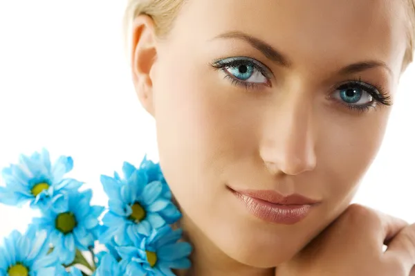 Blaue Augen und blaues Gänseblümchen — Stockfoto