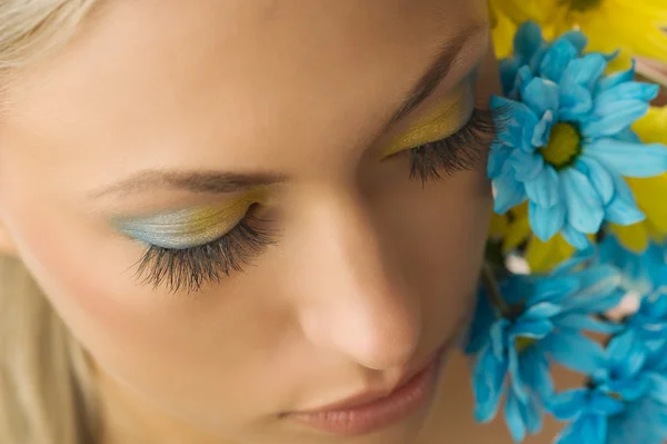 Gelbe und blaue Blume — Stockfoto