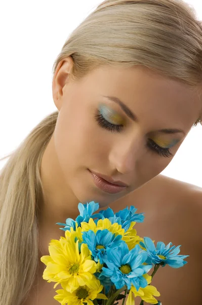 可爱的女孩与色彩鲜艳的花朵和闭合的眼睛有黄色和蓝色化妆 — 图库照片