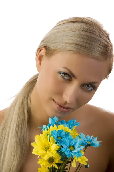Krásy dívka žlutý a modrý květ — Stock fotografie