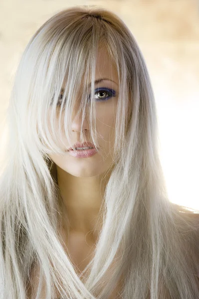 Ελκυστική Ξανθιά Κοπέλα Μακριά Μαλλιά Ένα Πορτρέτο Της Μόδας — Φωτογραφία Αρχείου