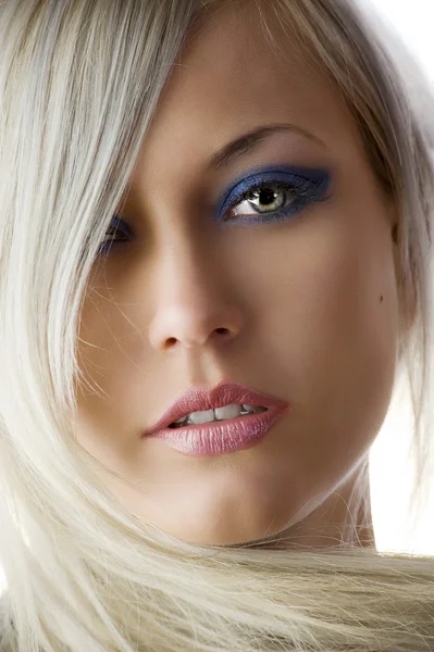青い作るとブロンドの優雅な女の子の非常に良い肖像画 — ストック写真