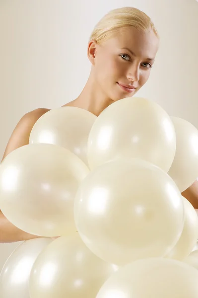 Schöne Blonde Frau Spielt Mit Weißen Luftballons Und Schaut Lächelnd — Stockfoto