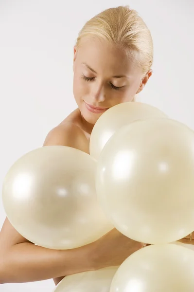 Doce Loira Menina Armando Alguns Balões Com Olhos Fechados Ato — Fotografia de Stock