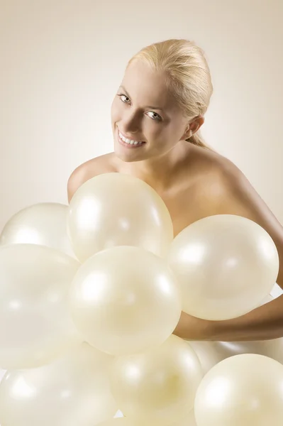 Armando globos y sonriendo —  Fotos de Stock