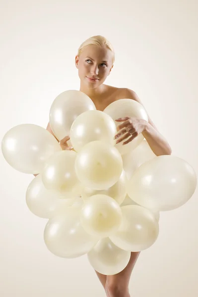 Bela Mulher Loira Brincando Cobrindo Seu Corpo Com Balões Brancos — Fotografia de Stock
