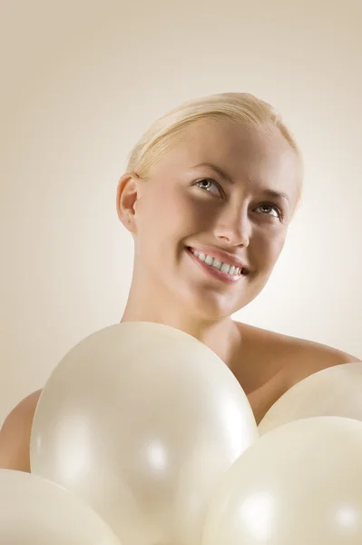 Närbild Porträtt Vacker Blond Kvinna Med Vita Ballonger Tittar Upp — Stockfoto
