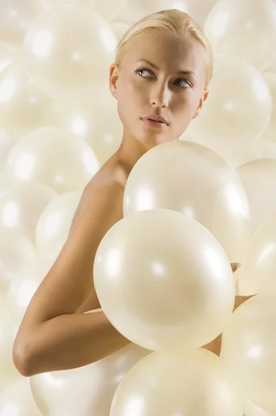工作室拍摄肖像 覆盖她的身体与白色气球的金发美女 — 图库照片