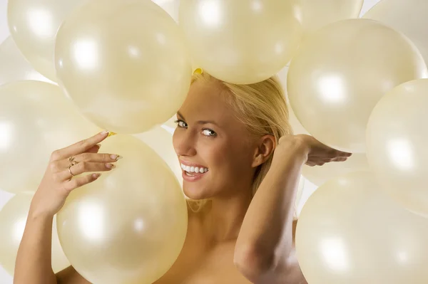Приваблива Блондинка Між Повітряними Кулями Виглядає Щасливою Посміхається Камарі — стокове фото