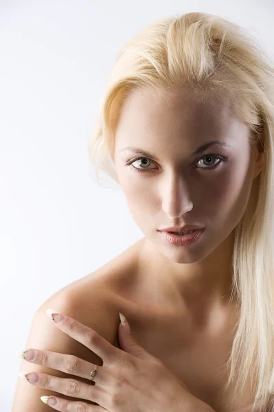 Nahaufnahme Porträt Der Nackten Schulter Blonde Frau Isoliert Auf Weißem — Stockfoto