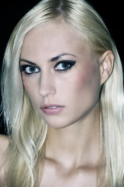 Portrét Pouze Světlo Pěkné Blond Hledá Kameře Silným Fotoaparátem — Stock fotografie