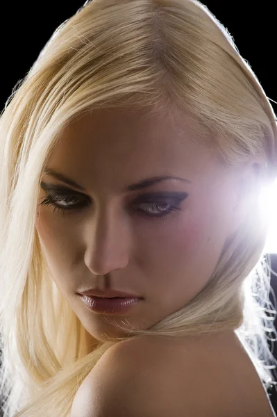 Чувственный Портрет Красивой Блондинки Модным Макияжем Черном Фоне Заднем Свету — стоковое фото