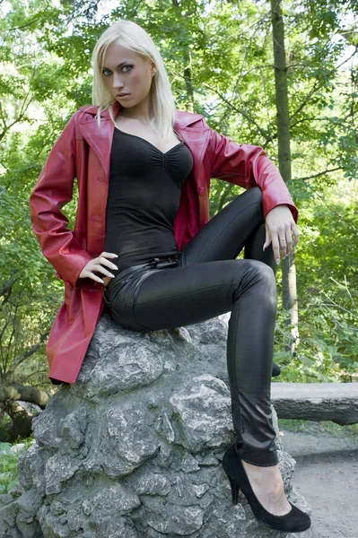 Chica rubia con abrigo rojo — Foto de Stock