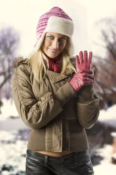 Όμορφη Ξανθιά Κοπέλα Φορώντας Ένα Χειμερινό Μπουφάν Breakwind Κασκόλ Γάντια — Φωτογραφία Αρχείου