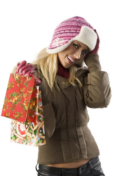 帽子と手袋とクリスマスのショッピング バッグの冬のドレスで非常にかわいいブロンドの女の子 — ストック写真