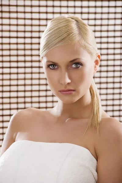 Portret Reklama Piękna Blond Dziewczynka Biały Ręcznik Drewniane Kurtyny — Zdjęcie stockowe