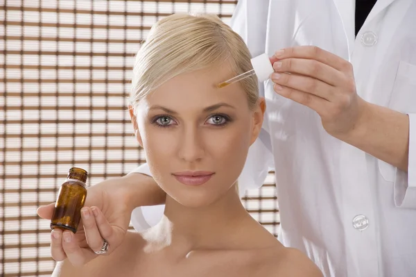 Beauty treatment from nurse — Stock Photo, Image