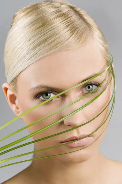 Krása Brok Blondýnka Nějaké Stéblo Trávy Kolem Obličeje Wellness Koncept — Stock fotografie