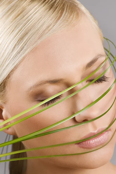 美容拍摄的一个金发女孩的几株草在她的脸 健康概念 — 图库照片