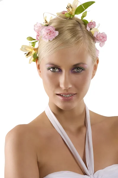 Närbild Porträtt Vacker Kvinna Vit Klänning Med Färg Blommor Håret — Stockfoto