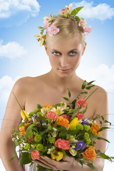 Ξανθιά Κοπέλα Λουλούδι Στο Κεφάλι Και Ένα Χρωματιστό Μπουκέτο Στη — Φωτογραφία Αρχείου