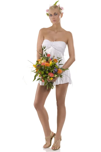 非常可爱和性感金发女郎与短的白色婚纱和鲜花作为春天的女人 — 图库照片