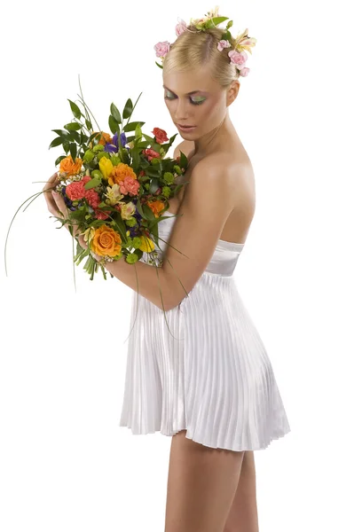年轻漂亮的女人 总之白衣服看她鲜花花束的好镜头 — 图库照片