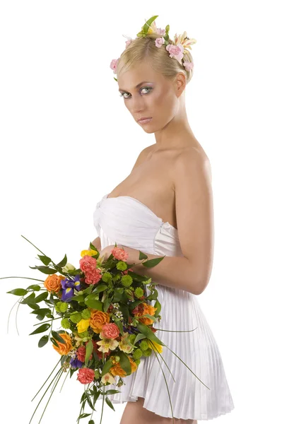 年轻漂亮的女人 总之白色的连衣裙在头发和保持颜色花束花 — 图库照片