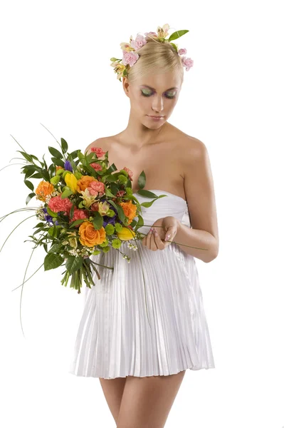 年轻漂亮的女人 总之白色的连衣裙在头发和保持颜色花束花 — 图库照片