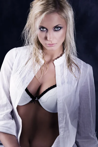 Милый Сексуальный Блондинка Моде Выстрел Носить Открытую Белую Рубашку Показывая — стоковое фото